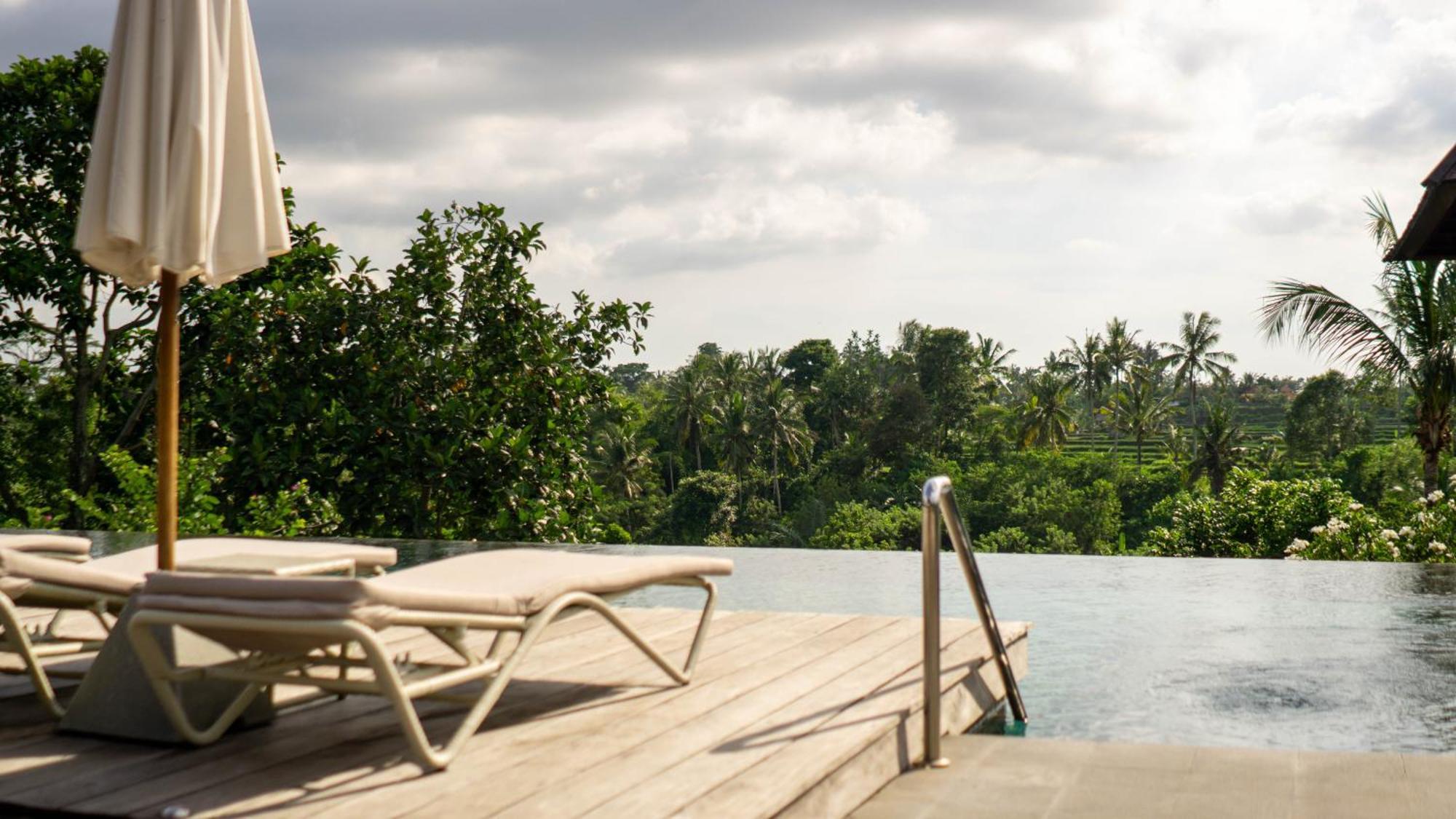 Tejaprana Bisma - Chse Certified Hotell Ubud Exteriör bild Infinity pool at a resort in Bali, Indonesia