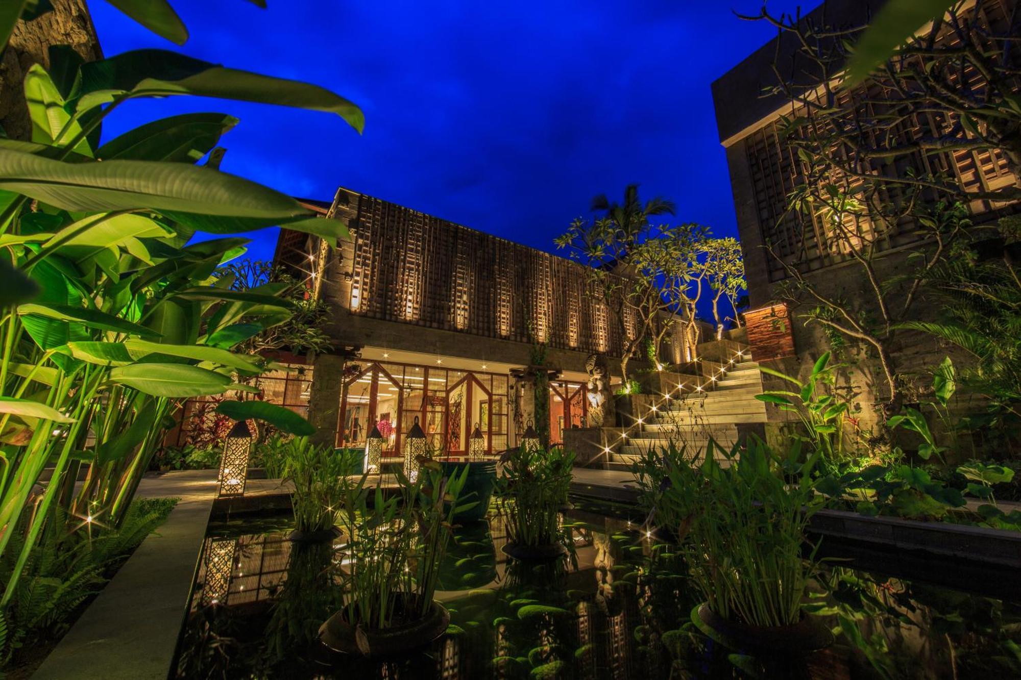 Tejaprana Bisma - Chse Certified Hotell Ubud Exteriör bild The hotel at night