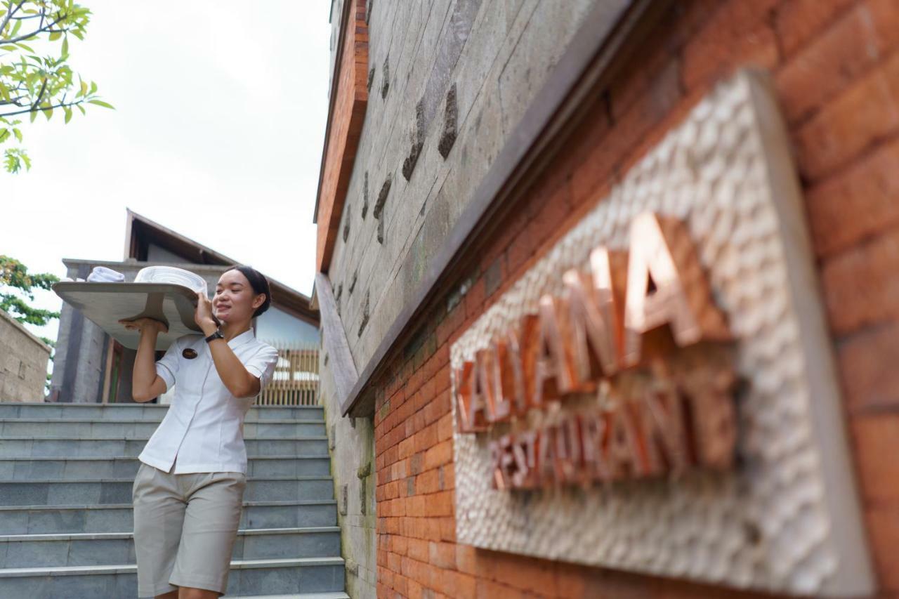 Tejaprana Bisma - Chse Certified Hotell Ubud Exteriör bild A staff member at the entrance of the museum